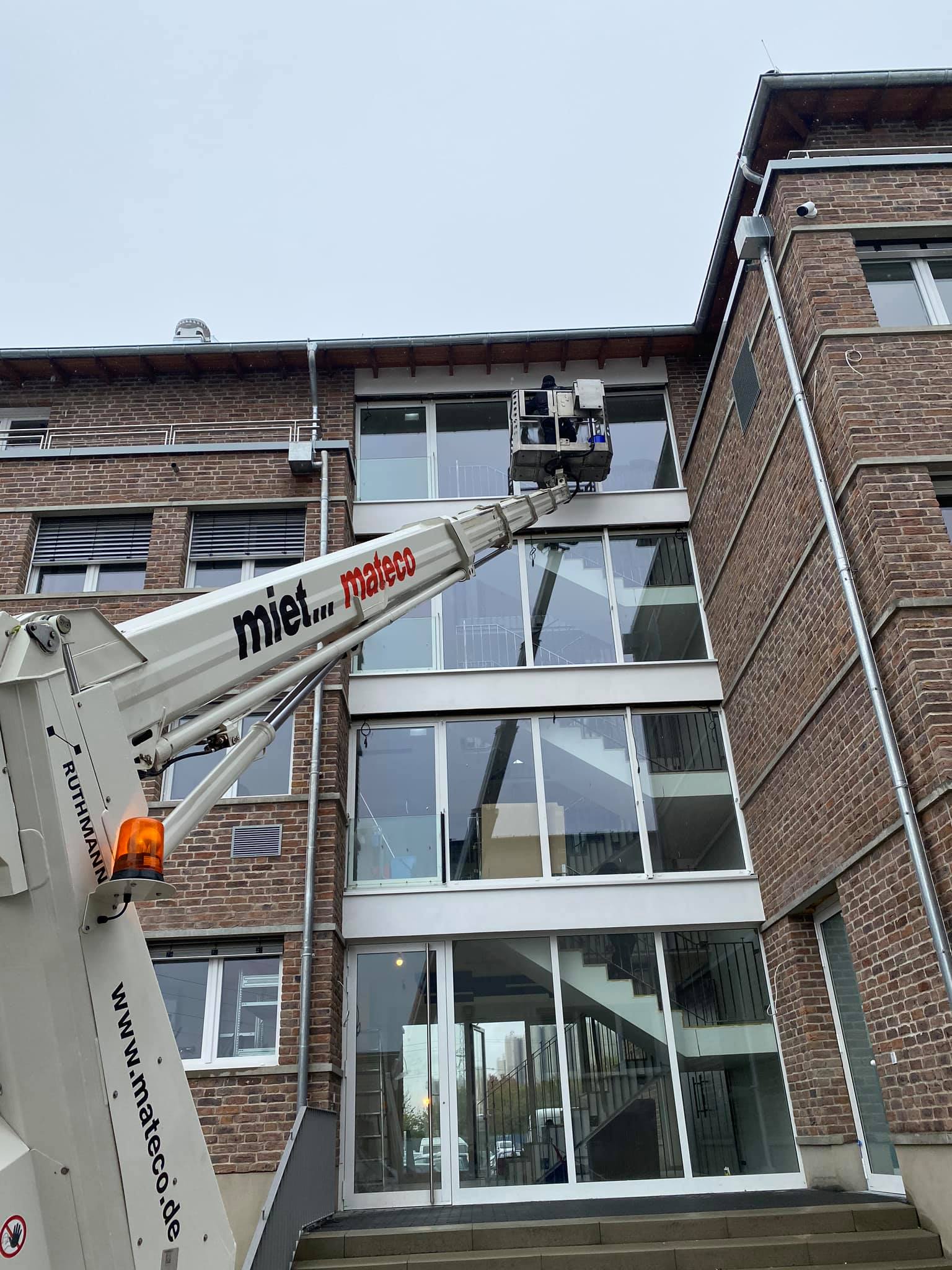 Lift für Steigerarbeiten in der Gebäudereinigung Köln